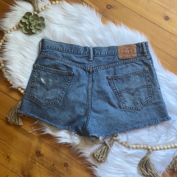 Levi’s high waist cutoff denim shorts distressed - Picture 2 of 5